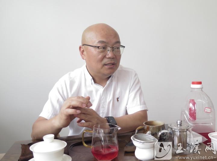 張紅向記者介紹調(diào)鼎齋的歷史及發(fā)展。