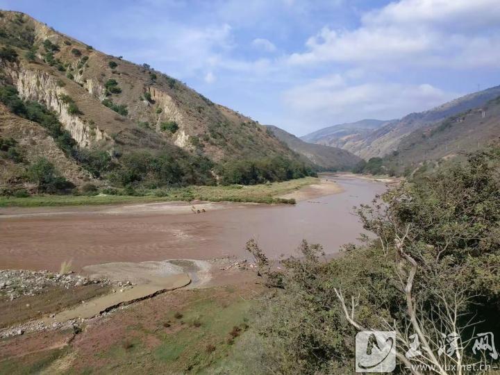 普漂古渡口附近的元江風(fēng)光。