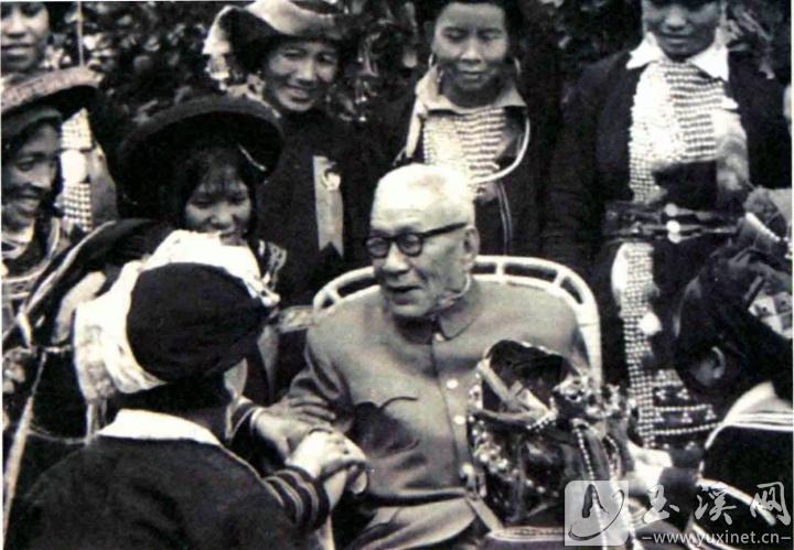 李和才與云南邊疆少數(shù)民族婦女代表親切交談。（資料圖）