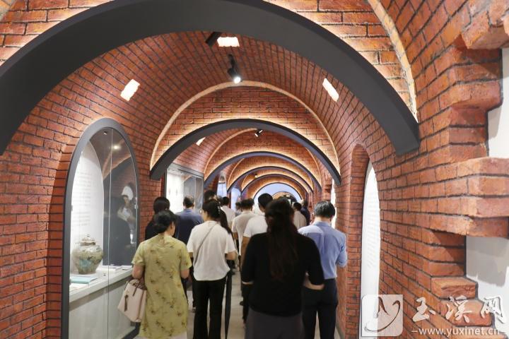 到玉溪窯址博物館了解玉溪青花的歷史與文化傳承。