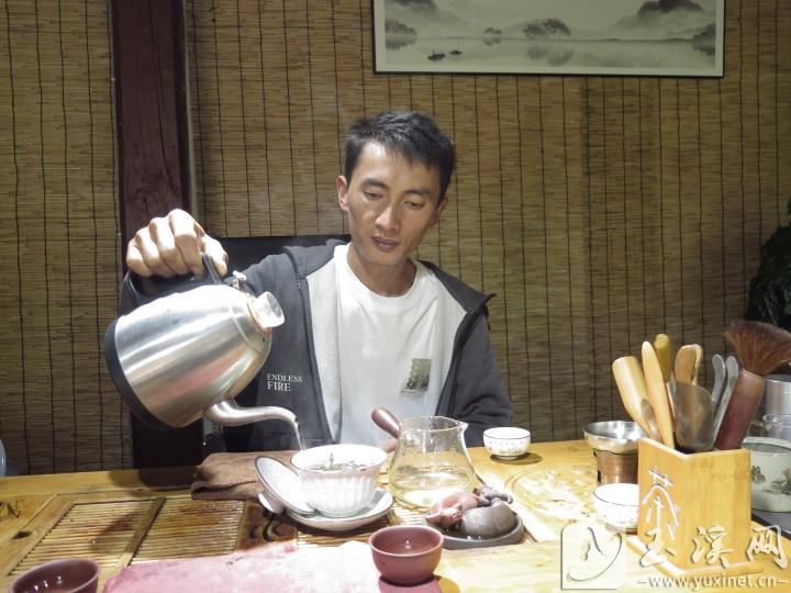 年輕一代茶人楊福強(qiáng)在沖泡峨毛茶。