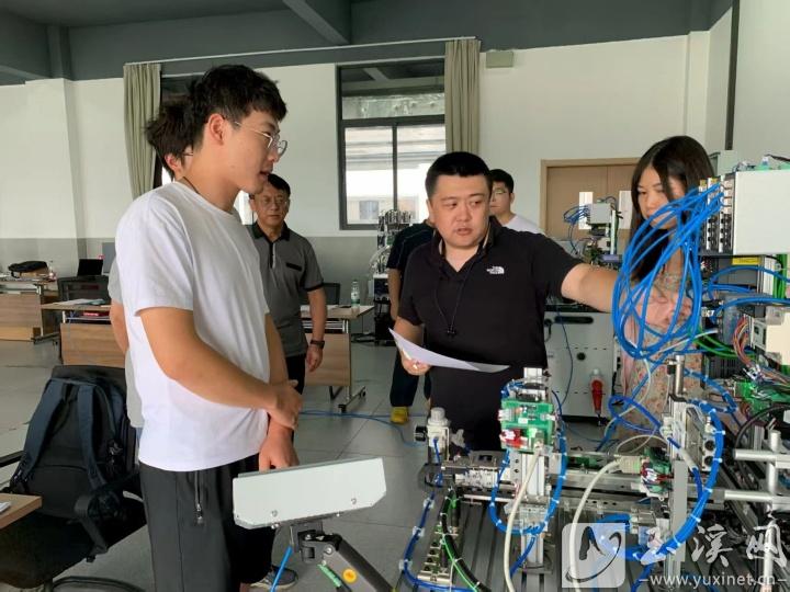 參賽選手進行實訓演練。