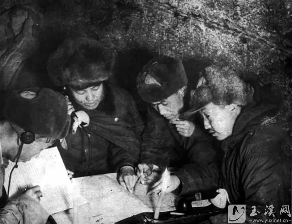 在朝鮮戰(zhàn)場團指揮所中的盧昭（左二）。