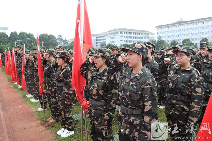 全體新生莊嚴(yán)宣誓。