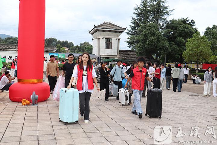 校園里忙碌的志愿者。