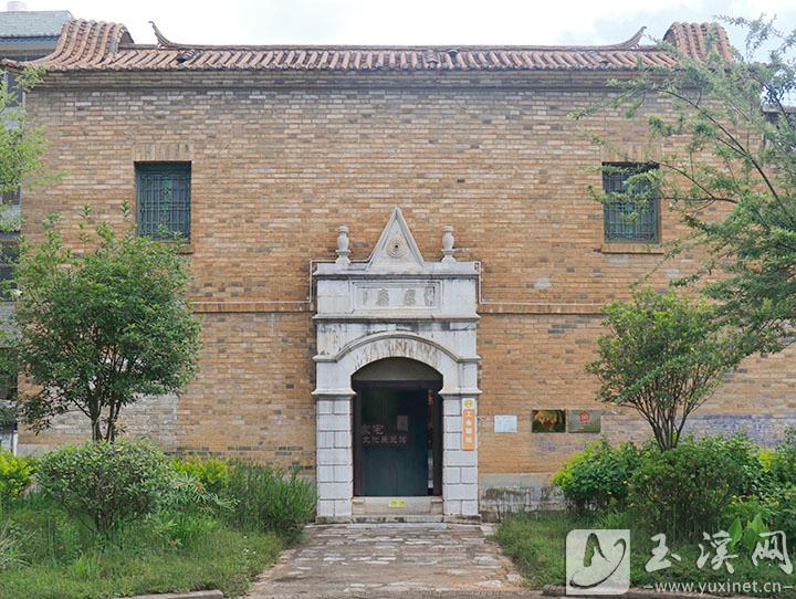 王家宅大門為青石砌成的拱形門，門額上刻有“泰廬”二字。