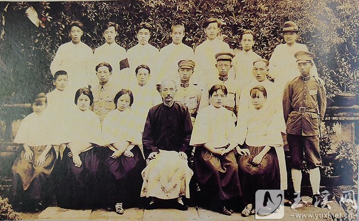 玉溪青年學術(shù)研究會會員與玉溪縣縣長合影。第二排左二為聶耳。