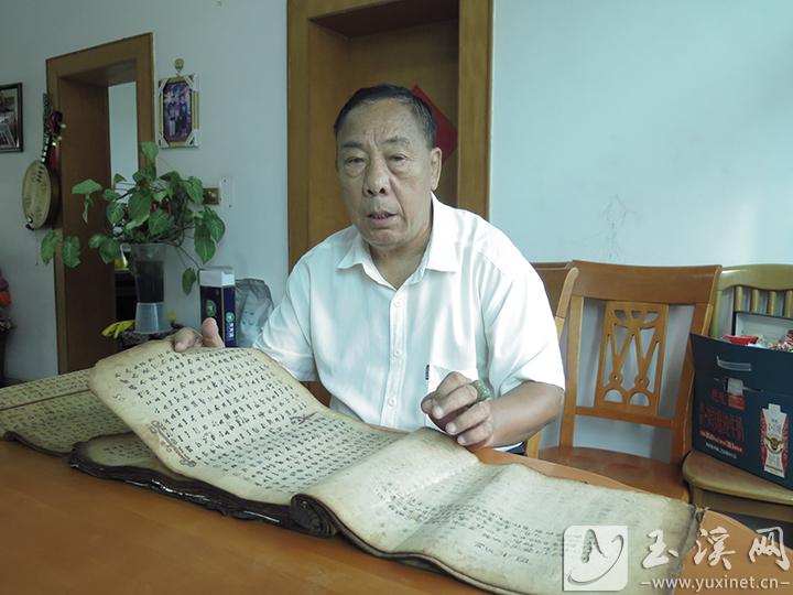 元江學(xué)者白仲和在讀彝文古籍。