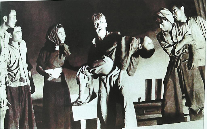 歌劇《揚子江暴風雨》劇照。左一演員為林之音，中間抱孩子的老人由聶耳扮演。