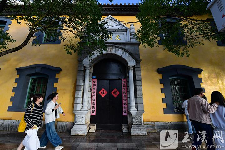 老宅完全融入市井生活。