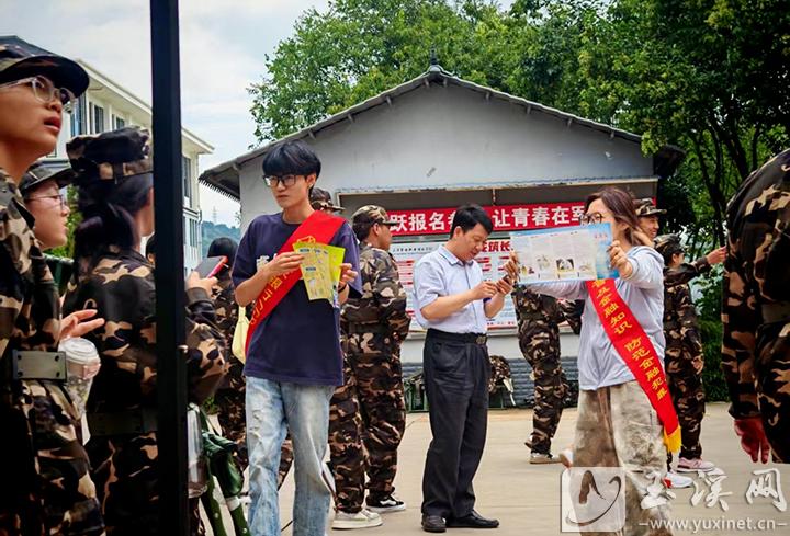 志愿者向新生發(fā)放科普宣傳手冊(cè)。