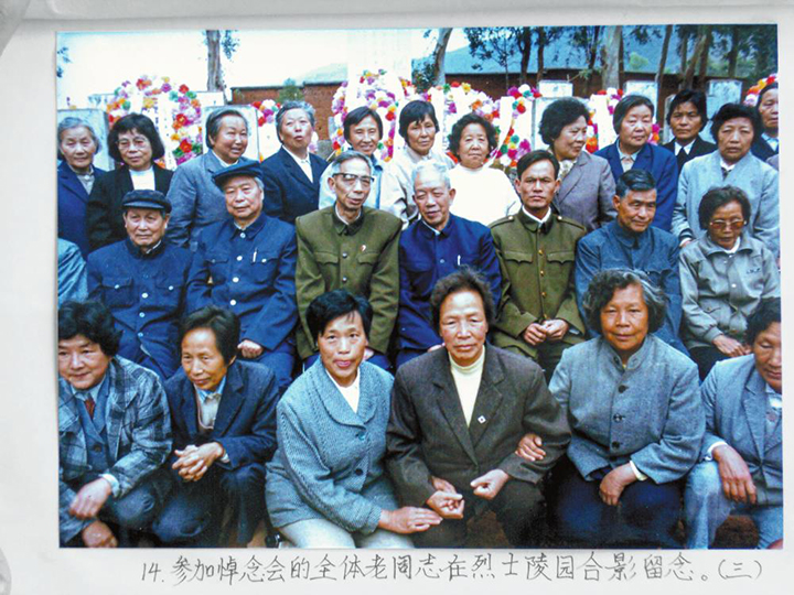 普貴忠（第二排左二）與當(dāng)年的戰(zhàn)友合影。（資料圖）