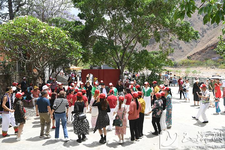 綠汁江邊來(lái)打歌（攝于2025年5月4日）。