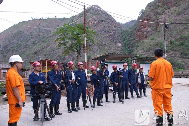 易門銅礦安全部門負(fù)責(zé)人為下井采訪的攝影師講解安全事項(xiàng)（攝于2010年7月10日）。