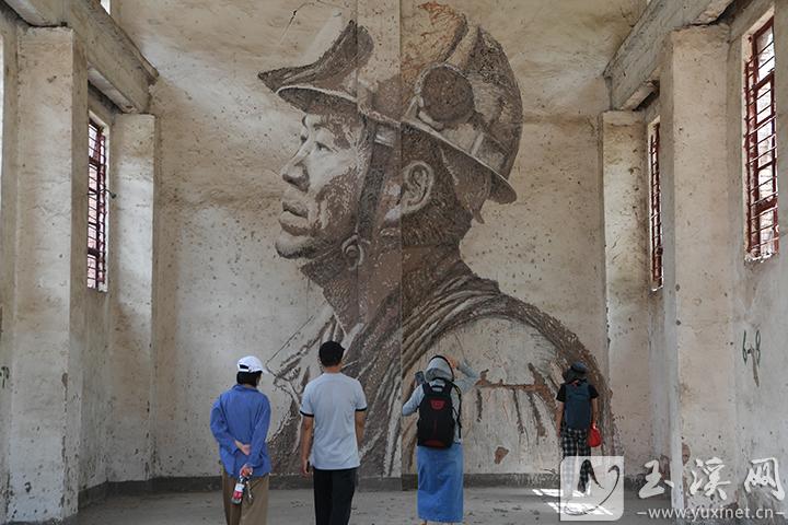 游客參觀鑿畫（攝于2025年5月4日）。