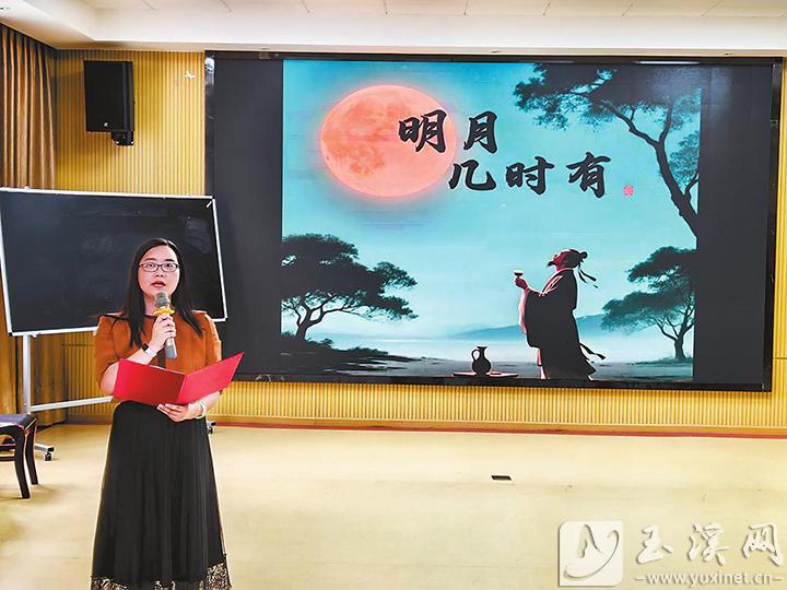 班主任展示個人特長。