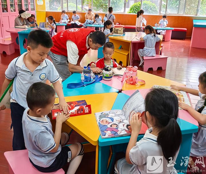 玉溪市圖書(shū)館內(nèi)，孩子們圍坐在一起探索書(shū)中的奇妙世界。