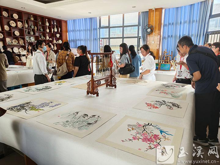 參觀學(xué)生書(shū)畫(huà)作品。