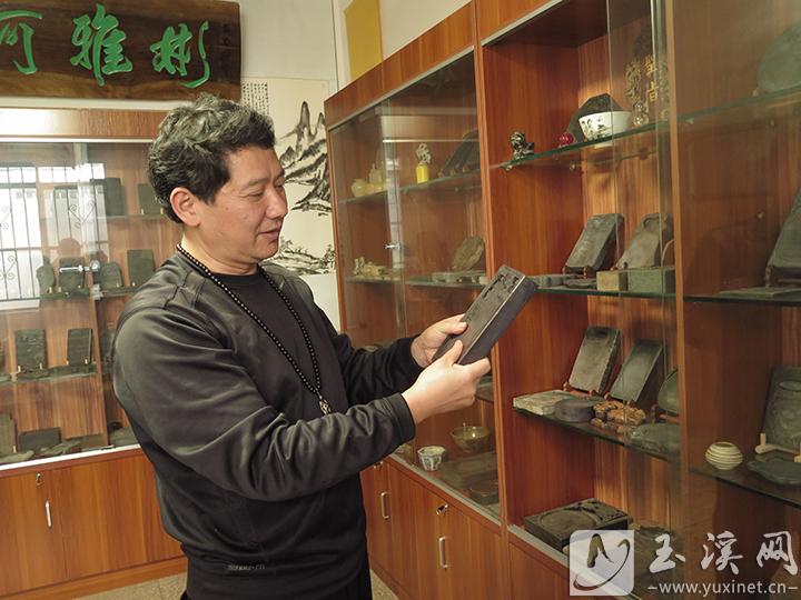 嚴慎經(jīng)常把玩家中收藏的硯臺。