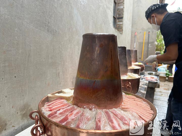 廚師在炊鍋中鋪墊最后一層食材。