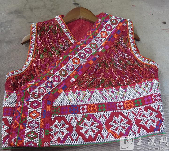 刀向梅的刺繡作品《花腰上衣》。