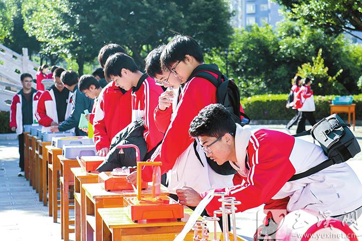 參觀科普展品。