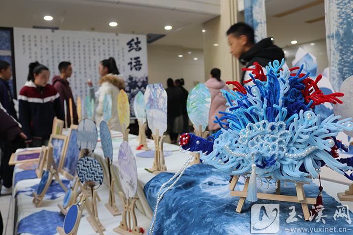 扎染作品在藍(lán)白交織間流淌出民間工藝的智慧與詩(shī)意。